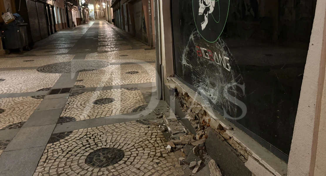 Una persecución acaba con un coche de Policía empotrado contra un antiguo pub de Badajoz