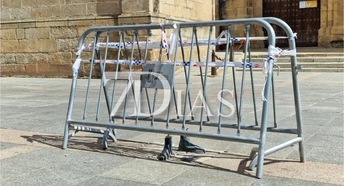 Un camión destroza la estatua de Leoncia en pleno centro de Cáceres