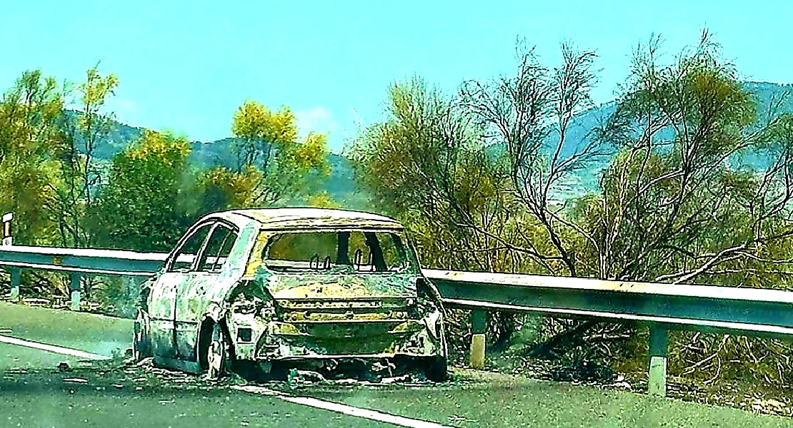 El incendio de un coche provoca el corte de la A-66 en Extremadura