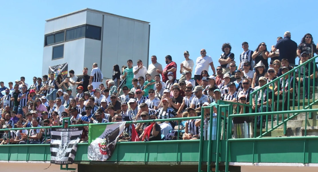 La afición blanquinegra volcada con su equipo en los playoff contra el Jaraíz