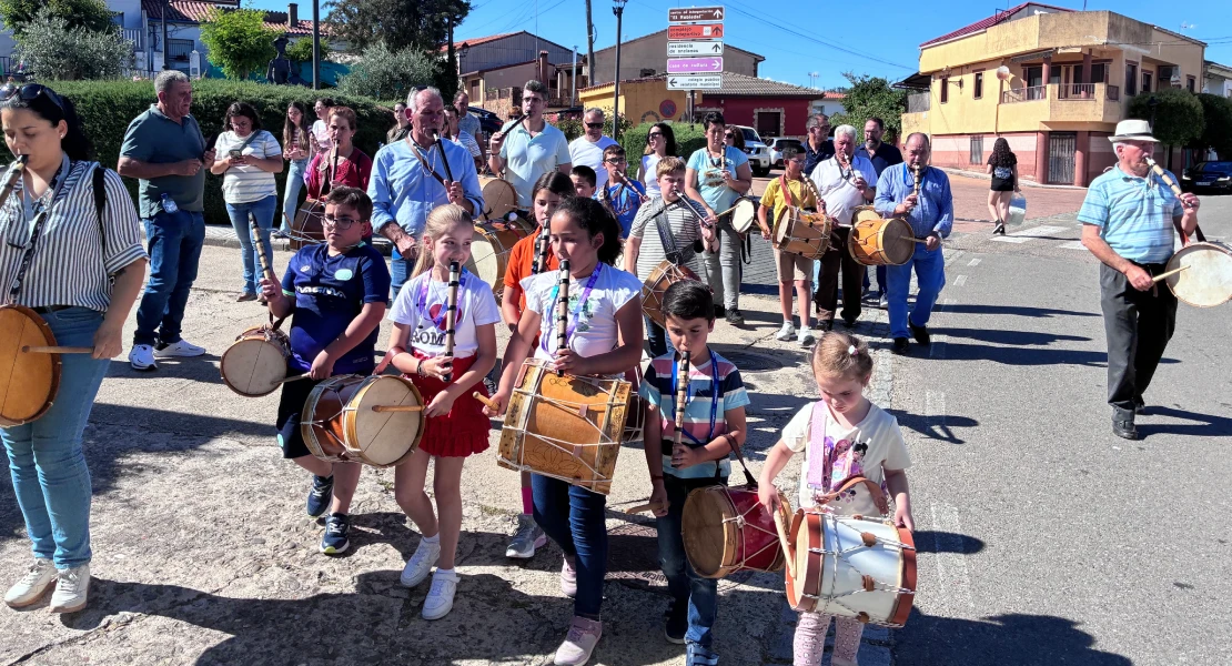 Alumnos de todas las edades clausuran las primeras escuelas itinerantes de tamborileros