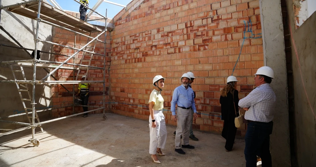 Raquel del Puerto visita las obras de ampliación de la escuela de música de Villafranca de los Barros