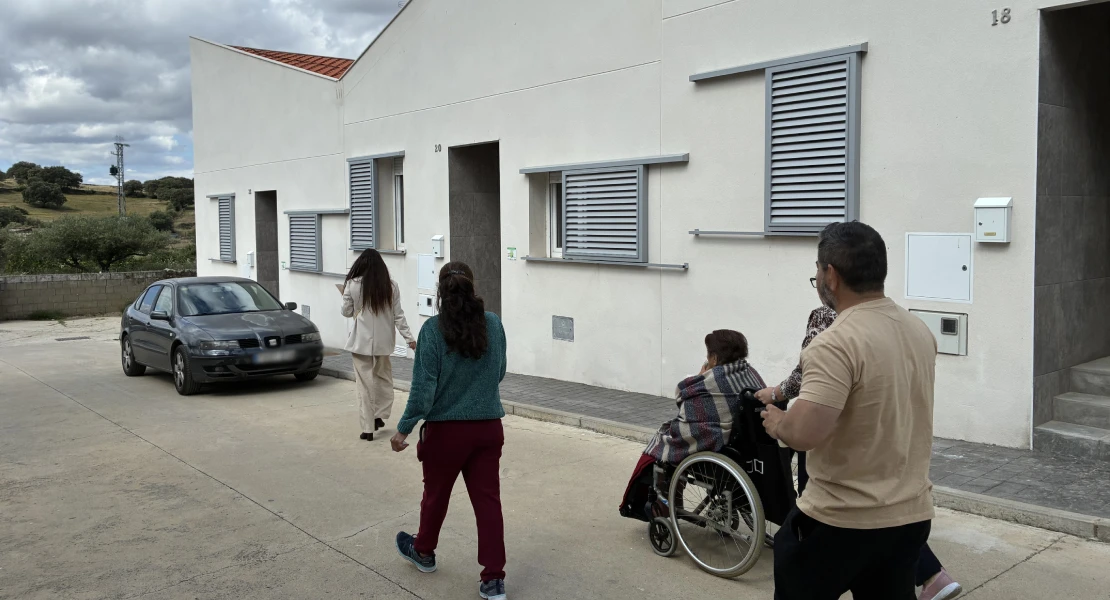 La Junta entrega las llaves de las nuevas viviendas en un pequeño pueblo extremeño