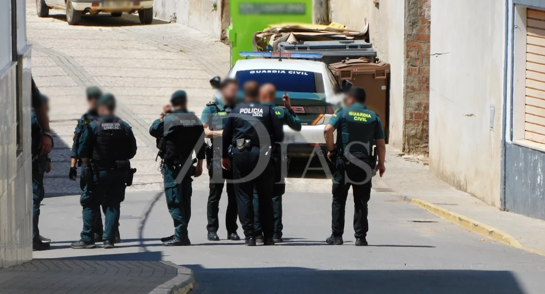Un hombre se atrinchera con sus padres y amenaza a los agentes en Villanueva del Fresno (BA)