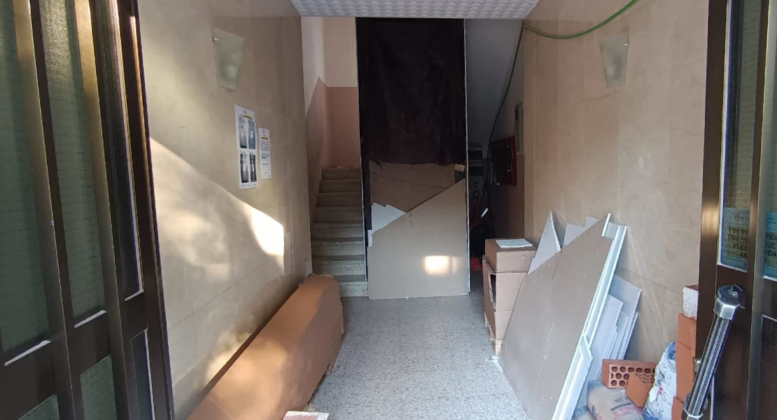 Un portal de Badajoz ve paralizada la instalación del ascensor tras "años de trámites y obras"