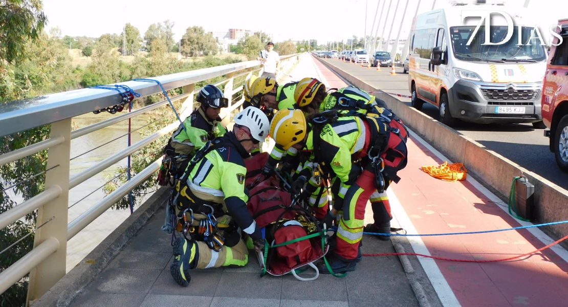 Los bomberos se forman para rescatar a personas en el Puente Real