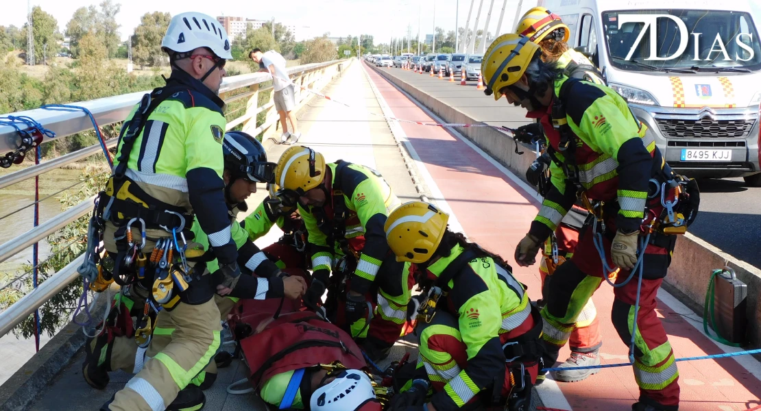 Los bomberos se forman para rescatar a personas en el Puente Real