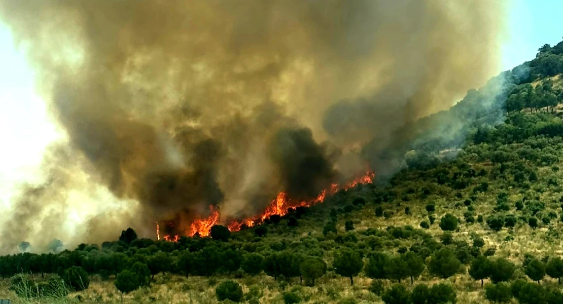 Declarado un incendio forestal en el Cerro de Masatrigo, monumento natural de Extremadura