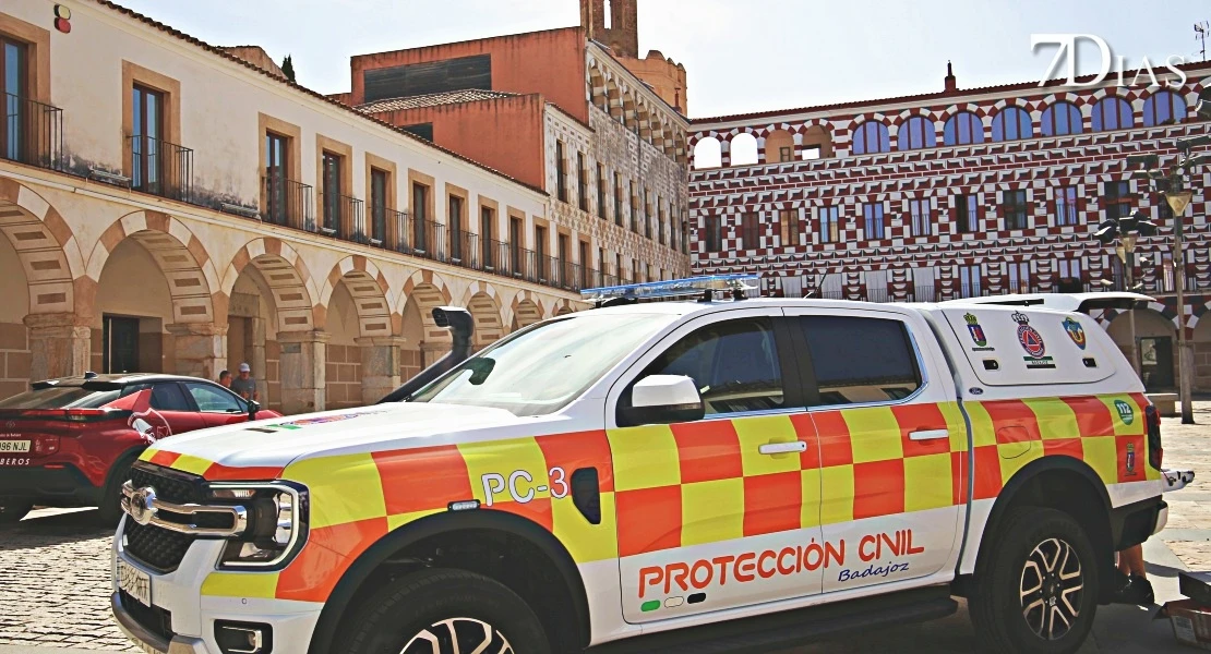 Renovación de vehículos y uniformes de la agrupación de Protección Civil de Badajoz