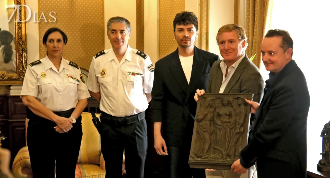 Badajoz recupera la placa robada del monumento a Hernando de Soto 27 años después