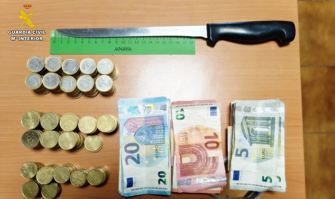 Amenaza con un cuchillo de grandes dimensiones y roba 600 € en un bar de Guareña (BA)