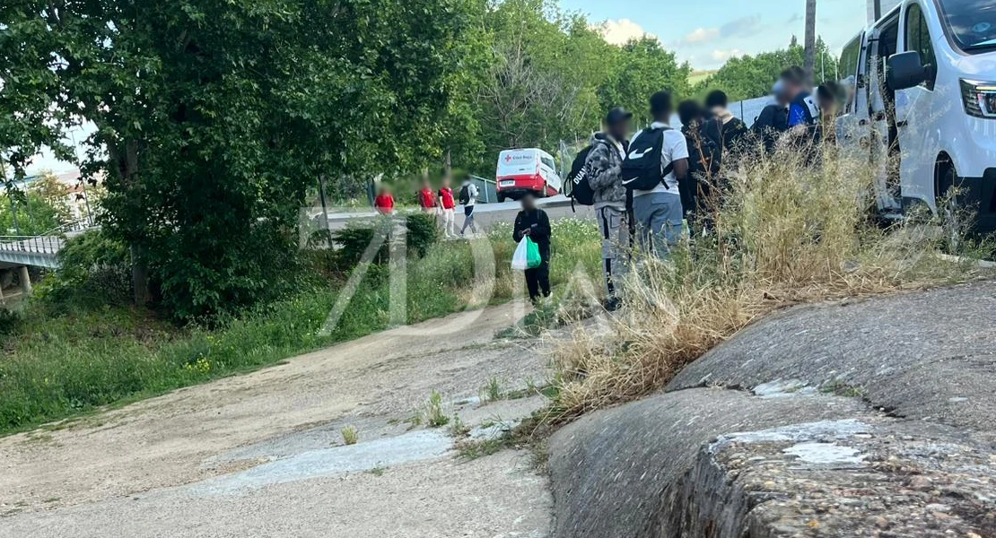 Dan alojamiento a varios de los migrantes que acampaban en Badajoz
