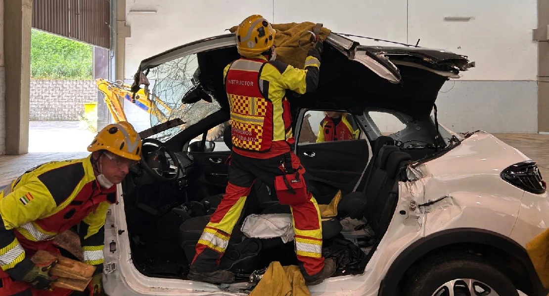 Nuevo curso para formar a los bomberos del CPEI ante los retos del rescate en carretera