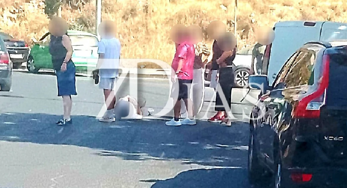 Un motorista cae en mitad de una rotonda en Badajoz