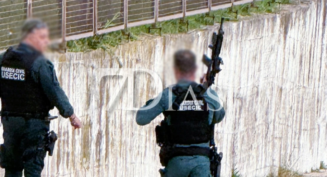 Agentes con armas largas toman las calles buscando al fugado en Extremadura