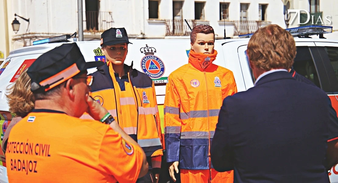 Renovación de vehículos y uniformes de la agrupación de Protección Civil de Badajoz