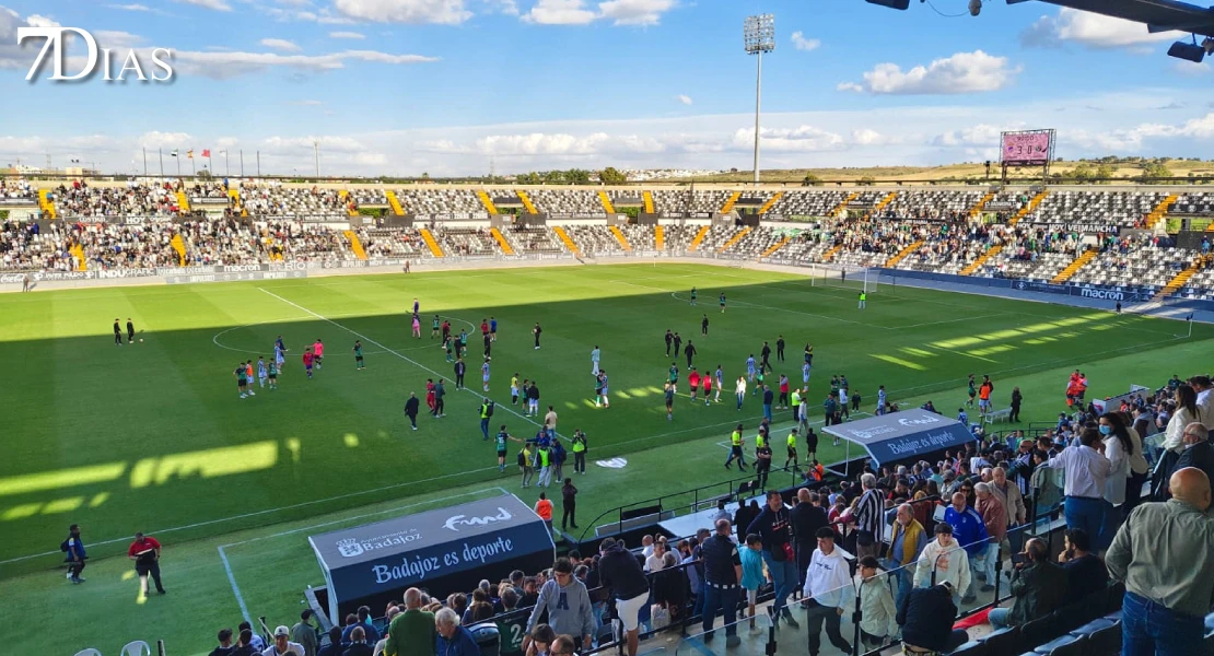 El Badajoz golea al Gévora, pero un penalti del Don Benito rompe el sueño del ascenso directo