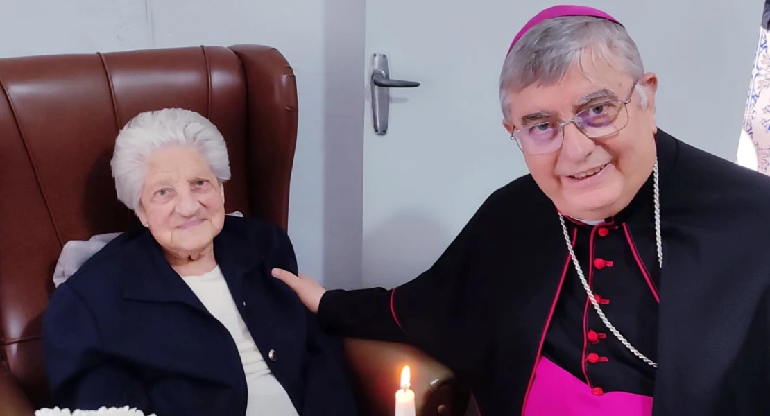 El arzobispo de Mérida-Badajoz visita a la mujer más longeva de San Vicente de Alcántara