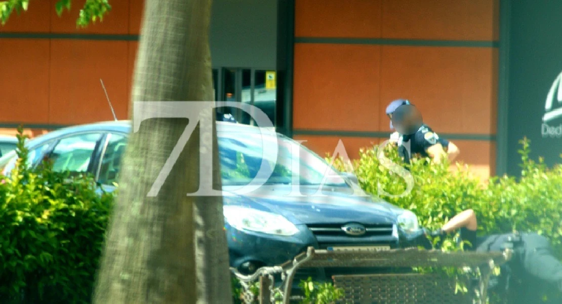 Aparece un coche empotrado contra un banco en Valdepasillas