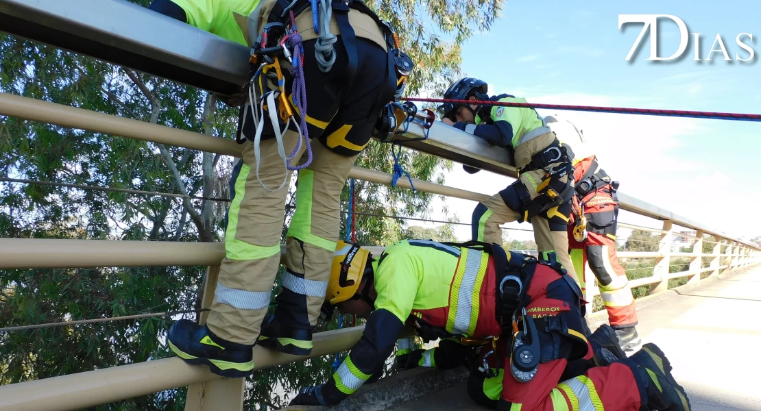 Los bomberos se forman para rescatar a personas en el Puente Real