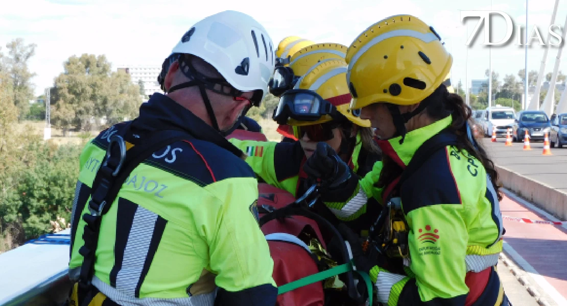 Los bomberos se forman para rescatar a personas en el Puente Real