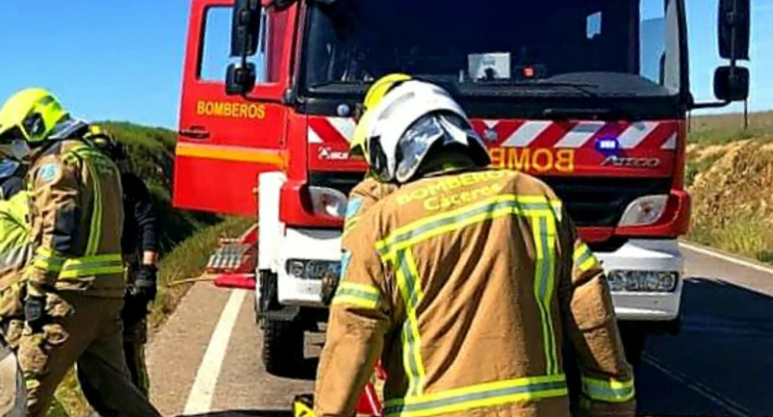 El conductor de una ambulancia queda atrapado tras accidentarse en la CC-107