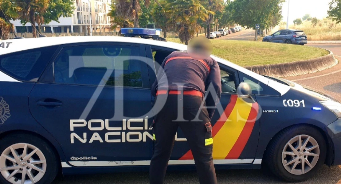 Un incendio forestal urbano calcina varias hectáreas en Mérida