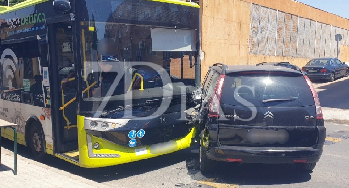 Un coche se estrella contra un autobús en la avenida Padre Tacoronte (BA)
