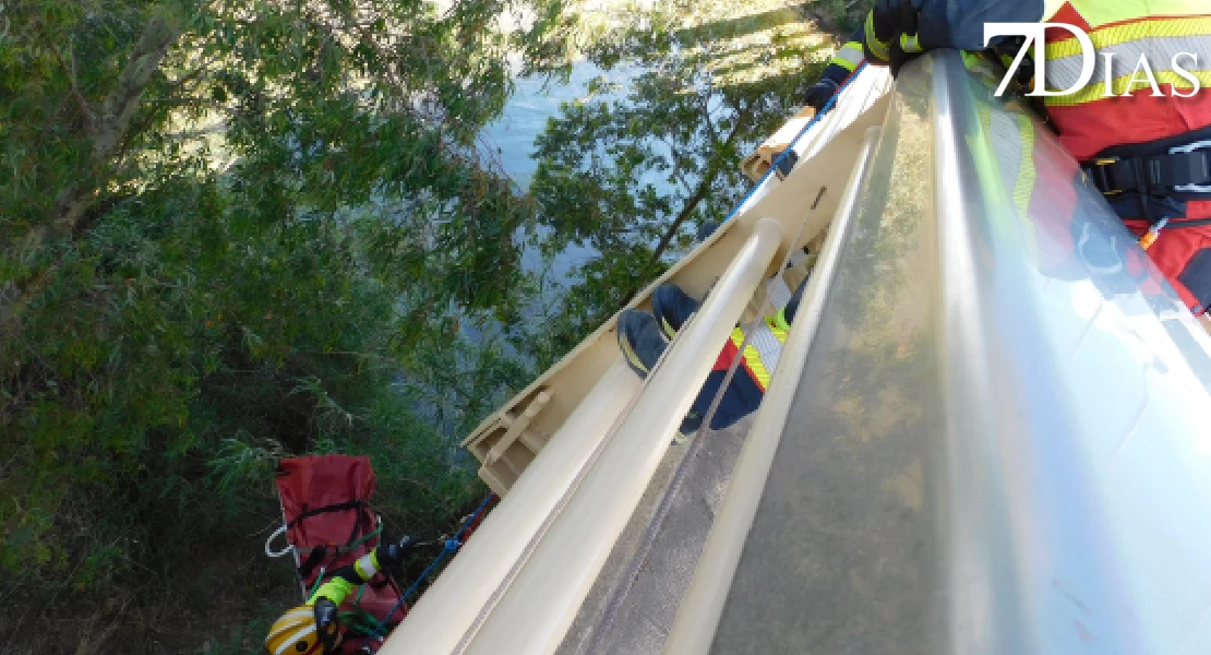 Los bomberos se forman para rescatar a personas en el Puente Real
