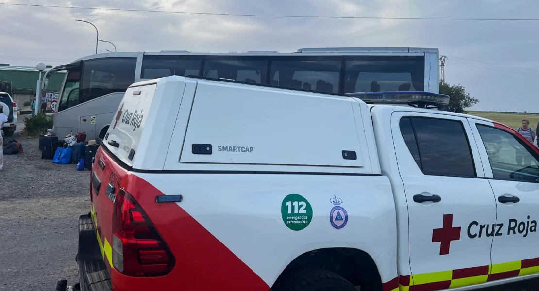 La Cruz Roja reparte agua a los pasajeros de un autobús averiado en la N-432