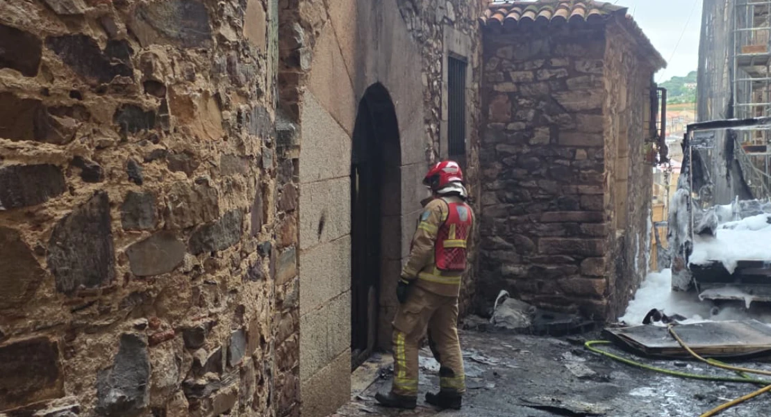 El Palacio Carvajal se mantendrá cerrado por el incendio de un camión