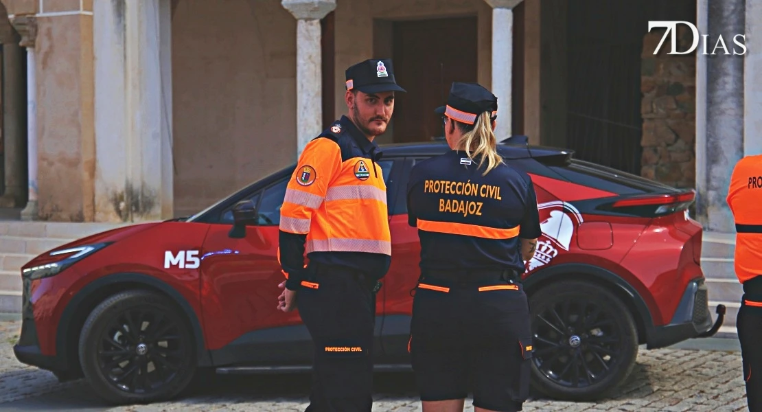 Renovación de vehículos y uniformes de la agrupación de Protección Civil de Badajoz