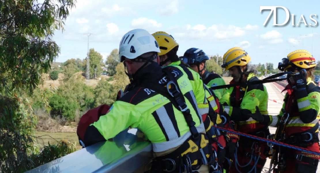 Los bomberos se forman para rescatar a personas en el Puente Real