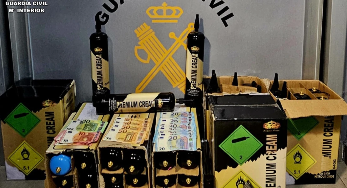 La Guardia Civil incauta cerca de 50 botellas de "gas de la risa" en un local de ocio