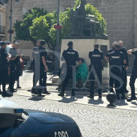 Una veintena de policías rodean a dos personas en la Plaza de España de Badajoz