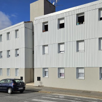 Una obra de la Junta de 2M€ deja ventanas rayadas, grietas y humedades en viviendas sociales de Badajoz