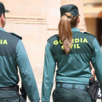 Muere una niña de dos años tras quedar olvidada en el coche por su padre