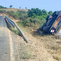 Cortan la EX-108 para rescatar de un camión accidentado