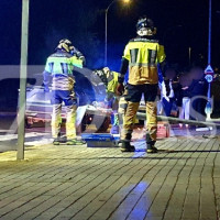 Empotra su coche contra una farola en la barriada pacense de San Fernando (BA)