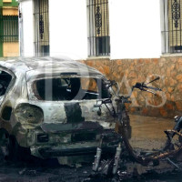 Un incendio afecta a dos vehículos, una moto y una casa durante la madrugada en Badajoz