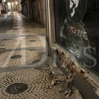 Una persecución acaba con un coche de Policía empotrado contra un antiguo pub de Badajoz