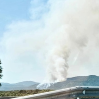 Bomberos trabajan contra un incendio forestal cerca de Monesterio (BA)