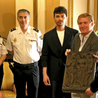 Badajoz recupera la placa robada del monumento a Hernando de Soto 27 años después