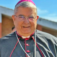 El arzobispo de Meria – Badajoz recibe el alta del Universitario