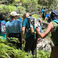 150 personas recorren el río Guadalupejo en una ruta de conexión con la naturaleza