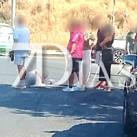 Un motorista cae en mitad de una rotonda en Badajoz