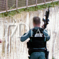 Agentes con armas largas toman las calles buscando al fugado en Extremadura