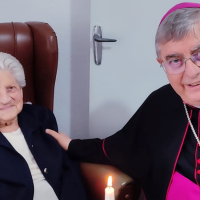 El arzobispo de Mérida-Badajoz visita a la mujer más longeva de San Vicente de Alcántara