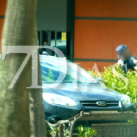 Aparece un coche empotrado contra un banco en Valdepasillas