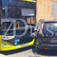 Un coche se estrella contra un autobús en la avenida Padre Tacoronte (BA)
